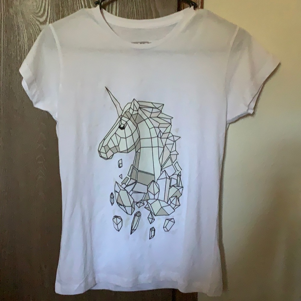 white short sleeve t-shirt